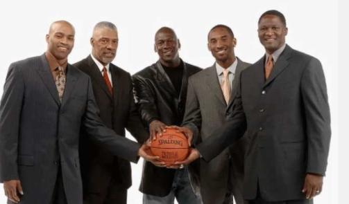 翻篮球记分牌怎么翻？比如A队从左向右攻，A队进球，比分牌翻哪边？