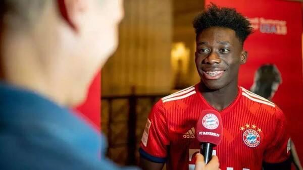 拜仁为啥能把巴萨揍个3-0？菜鸟也看得懂的战术解析