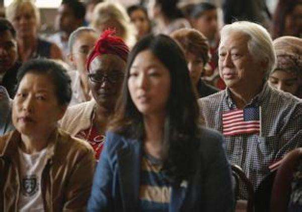 美国华人家族小说如何展现移民身份认同困境？