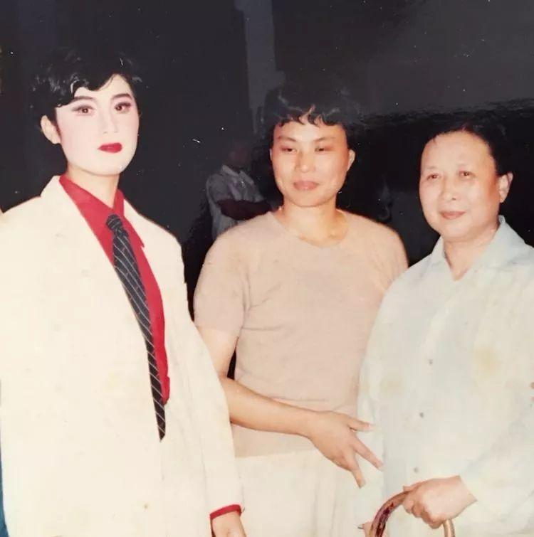 越剧何文秀哭牌算命为啥能让观众边哭边笑？