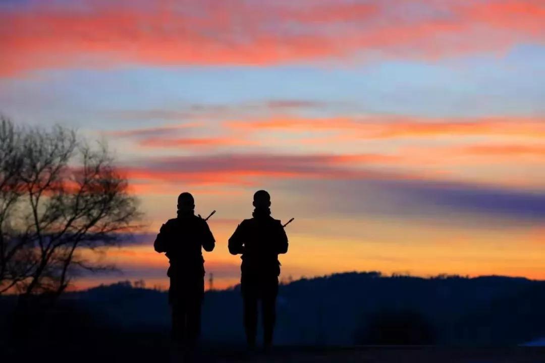 女人梦见有人拿枪追杀预示什么?三大预兆解析与化解指南 女人梦见有人拿枪追杀预示什么?三大预兆解析与化解指南