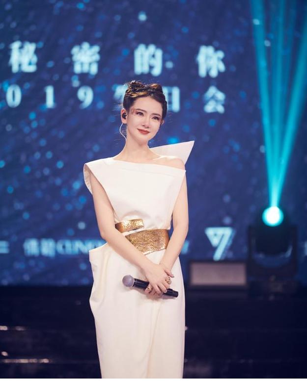 你的情侣头像还在用牵手自拍吗？