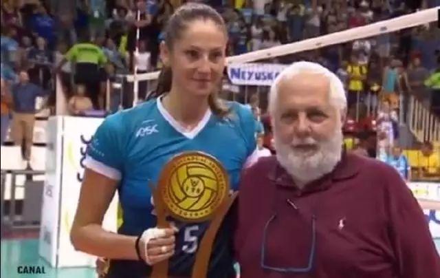 周杰伦用手玩足球为何被罚红牌? 周杰伦用手玩足球为何被罚红牌?