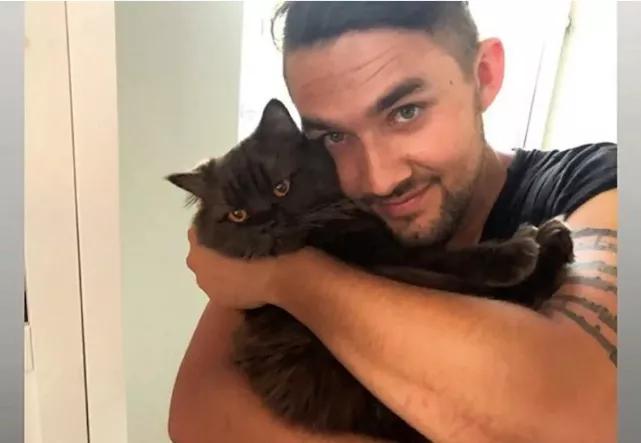 猫咪吐咖啡色液体是不是要送急诊？