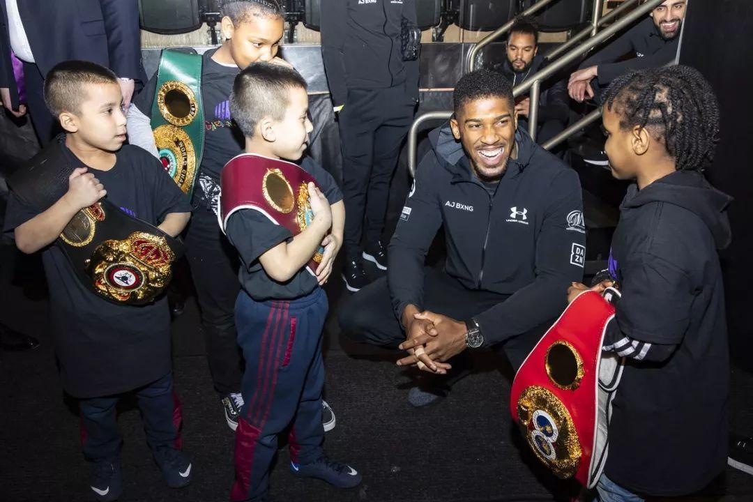 C罗扮流浪汉踢球被拒？这波操作到底想教会我们什么？