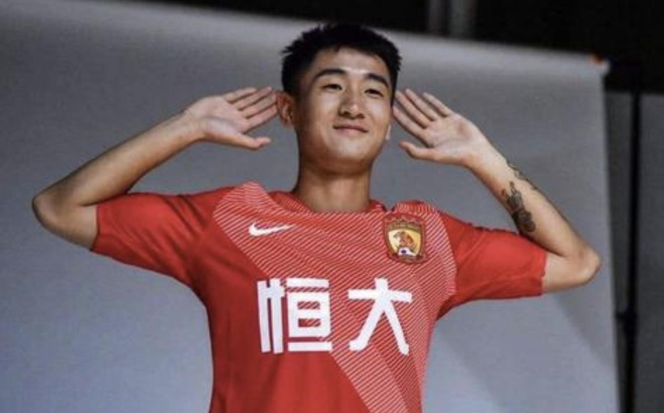 足球场上怎么用 蚌埠回旋 晃晕对手？