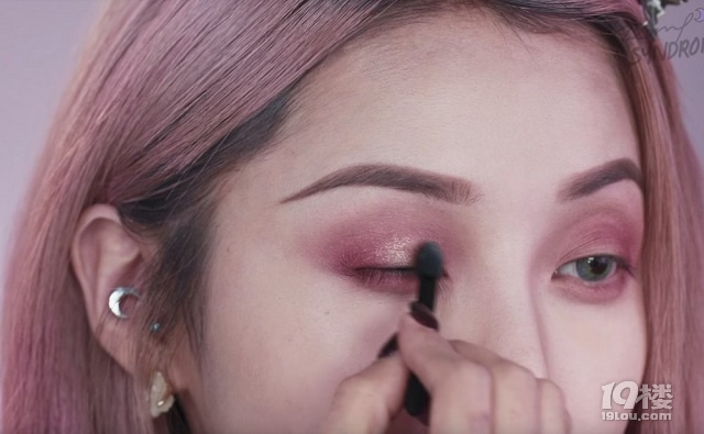 新手如何轻松掌握眼部彩妆技巧？