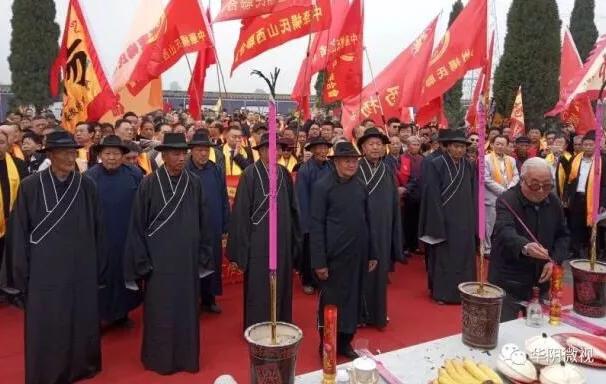 中国球迷为什么排着队给新加坡门将鞠躬? 中国球迷为什么排着队给新加坡门将鞠躬?