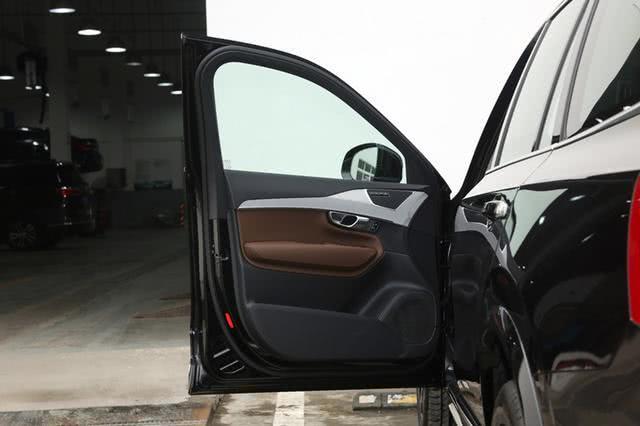 凯迪拉克追高铁事件真相调查,速度与安全的极限挑战,这场追逐为何引爆全网? 凯迪拉克追高铁事件真相调查,速度与安全的极限挑战,这场追逐为何引爆全网?