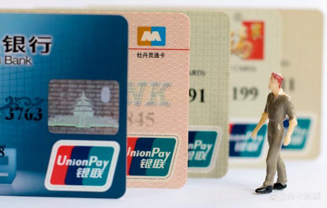 银行卡年费一般多少钱？储蓄卡和信用卡收费一样吗？免年费技巧看这里