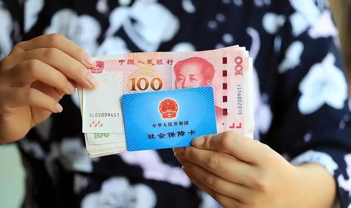 社保交15年每月领的钱会涨吗？2025年调整规则，了解不吃亏！