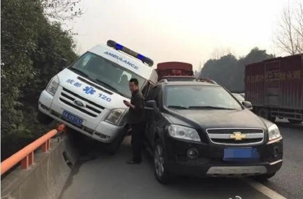 消防车追尾5个8劳斯莱斯如何应对天价赔偿风险 消防车追尾5个8劳斯莱斯如何应对天价赔偿风险