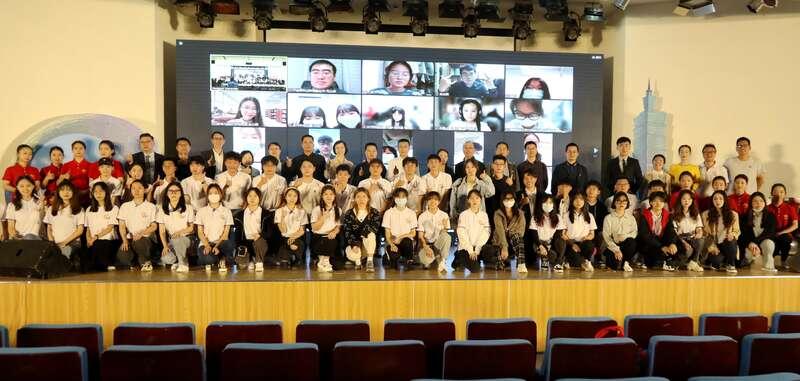 台湾华侨华人论坛到底怎么混？新手连门都摸不到怎么办？