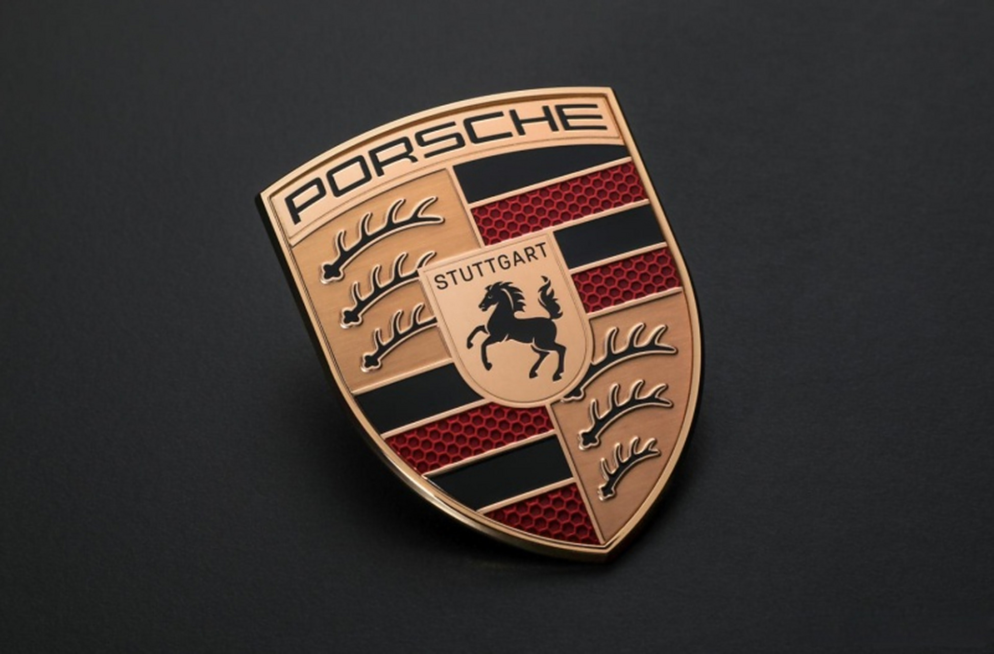 保时捷卡宴的车标是什么样子？揭秘盾徽背后的百年传奇