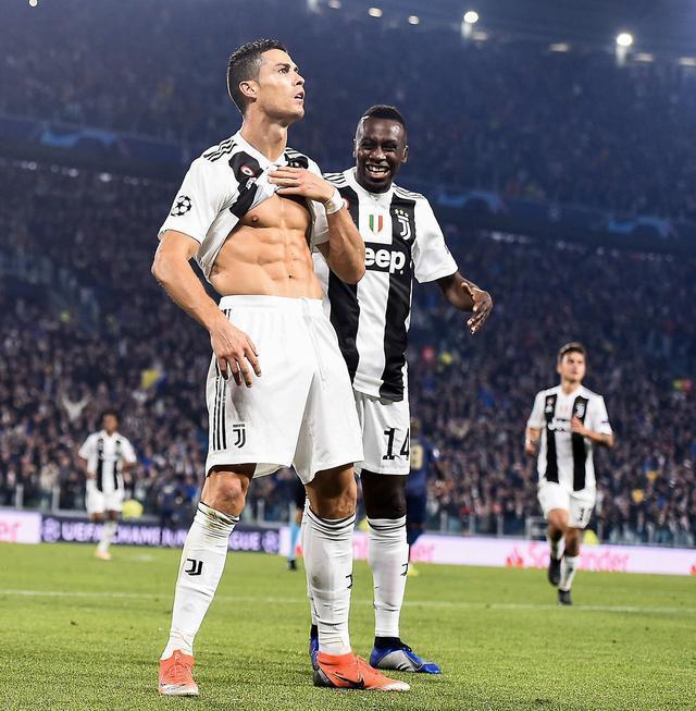 C罗踢个球居然欠了70亿?这钱够买多少座球场啊? C罗踢个球居然欠了70亿?这钱够买多少座球场啊?