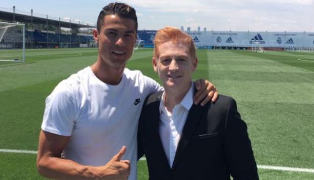 C罗真的给梅西下跪了吗? C罗真的给梅西下跪了吗?