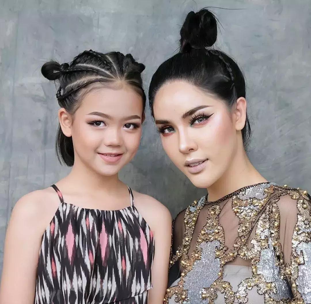 这个00后超模靠打游戏走红? 这个00后超模靠打游戏走红?