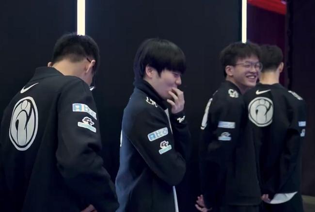 WE打OMG的直播到底怎么玩才不翻车？