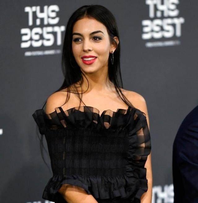 C罗：关于这位足球巨星的详细介绍与生平故事