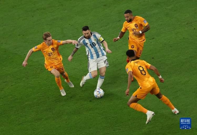 荷兰阿根廷踢个球咋还打起来了？