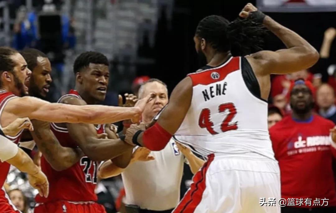 梦见路上打架见血预示什么？2025年运势深度解析