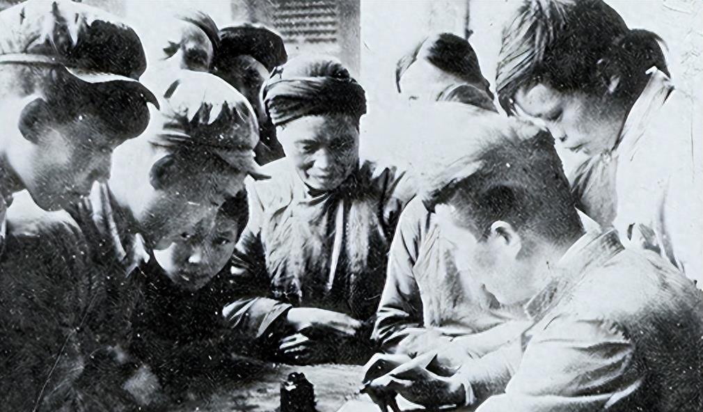 2025年梦见统治者给衣物穿吉凶解析：双鱼座贵人指南