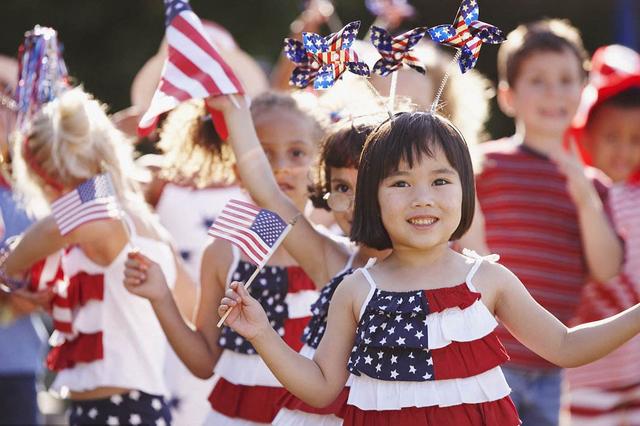 在美国，为何大多数华人不认同母国，甚至争着抢着反华？