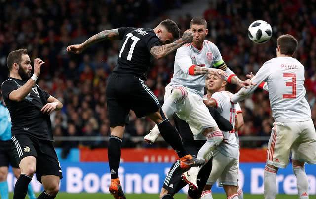 荷兰阿根廷踢个球咋还打起来了？