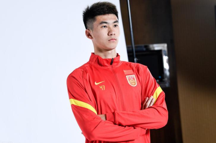 中国球迷为啥集体喊出韩佳奇这个名字？