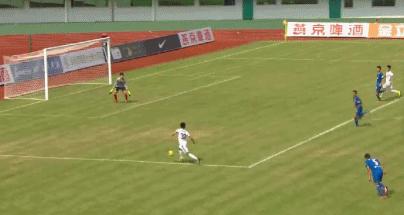 足球场上怎么用 蚌埠回旋 晃晕对手？