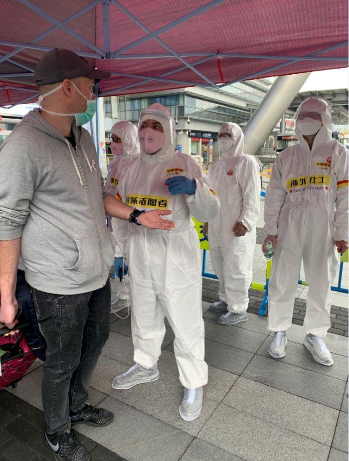 梦见一堆外国人预示什么？2025年星座解析与3步转运术