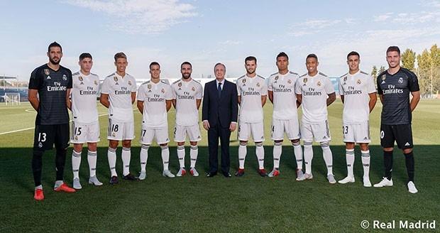 皇马全家福里为什么总有人穿西装？