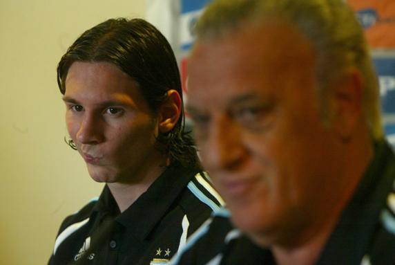 为什么梅西穿30号球衣还能在巴黎主场玩转颠球？