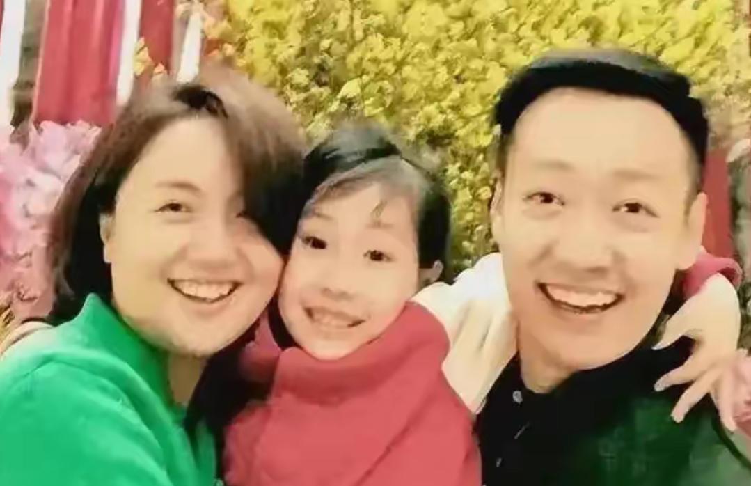 朱媛媛亲属公开大量生活照，家族成员个个颜值高，在片场瘦到脱相