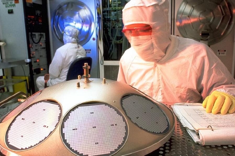 Baccarat Extrait 70 ml: Parfum Eksklusif dengan Aroma Khas dan Bahan Berkualitas