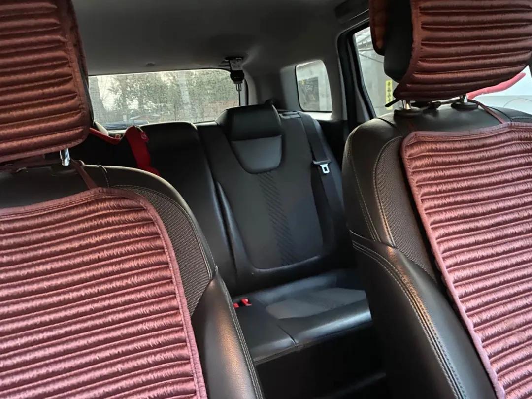 男人梦见铁椅暗示什么？职场危机解读与转运指南