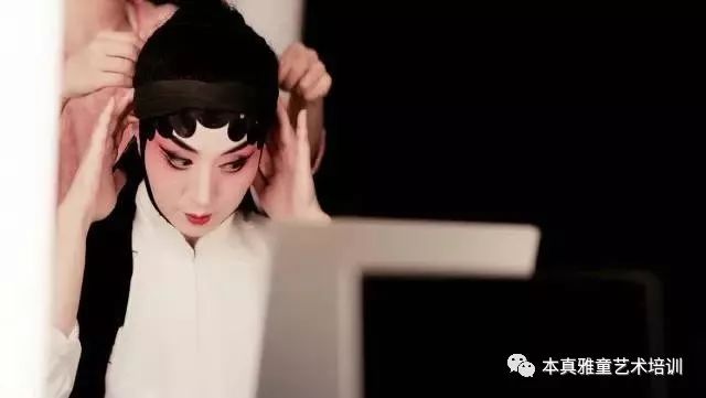 澳洲杨姐京剧背景如何_留学经历对她有何影响？