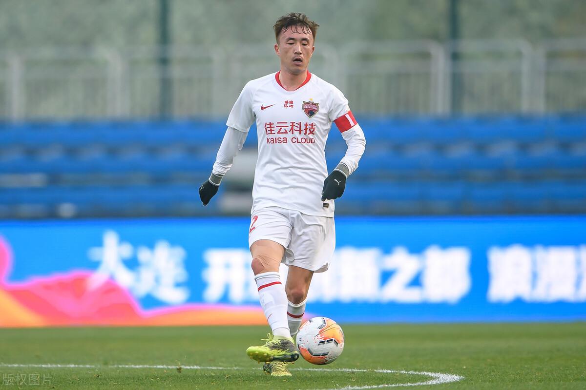 这个纹身男人为啥总在进球后指着天空？