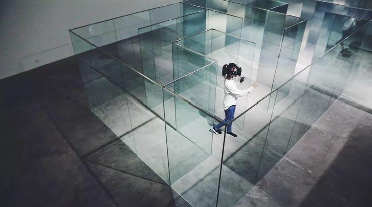 梦见车玻璃被砸了是什么预兆？最新解梦指南揭示三大运势变化