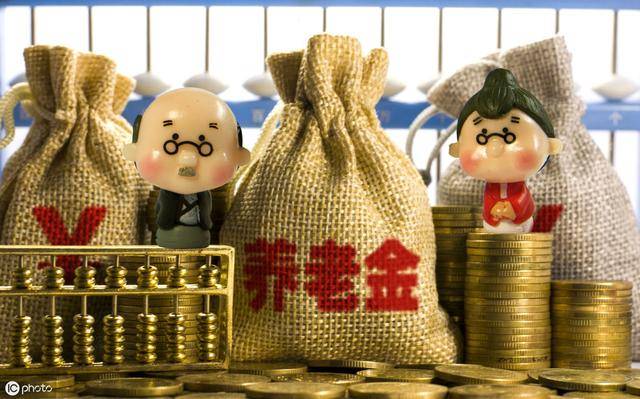 养老保险领取金额怎么算？城乡居民vs职工，差异分析！