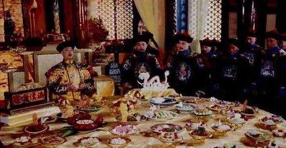 你家猫主子为啥总在你脚边打转？