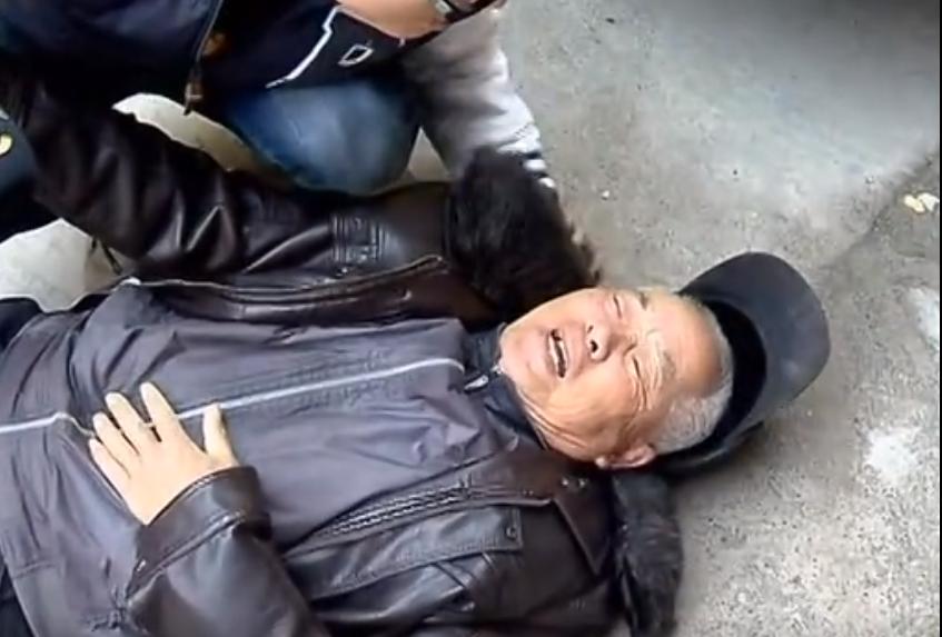 遇到老人被殴打到底该不该管? 遇到老人被殴打到底该不该管?