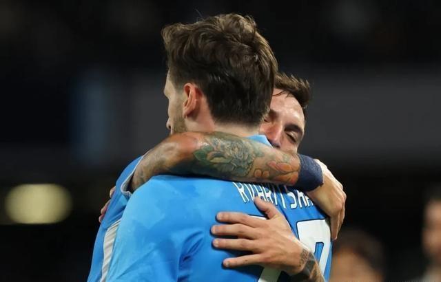 肯尼迪兄弟与梦露死亡真相：权力游戏下的情感悲剧与心理启示