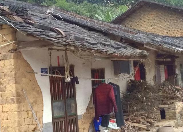 女人梦见手臂划桶一刀预示什么?解梦大师揭秘吉凶与破解之道 女人梦见手臂划桶一刀预示什么?解梦大师揭秘吉凶与破解之道