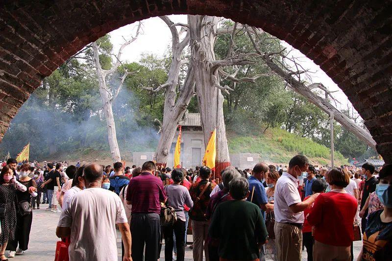 梦见身边有小人预示什么？2025周公解梦与转运指南