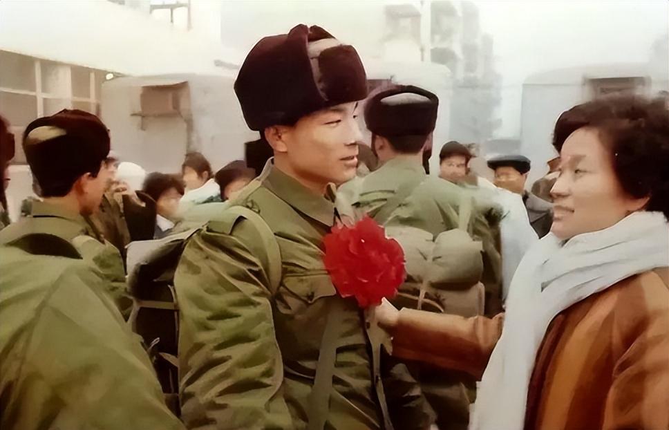 梦见军人迎面走来预示事业转折？不同人群精准解析