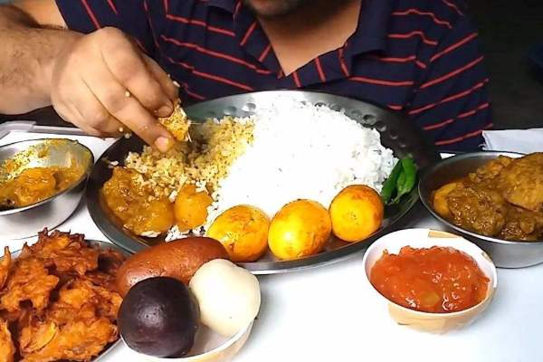 印度人为何用手抓饭？背后的文化和习俗你了解多少，看完涨知识了