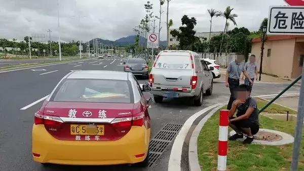 学车时被教练撞了三次正常吗？