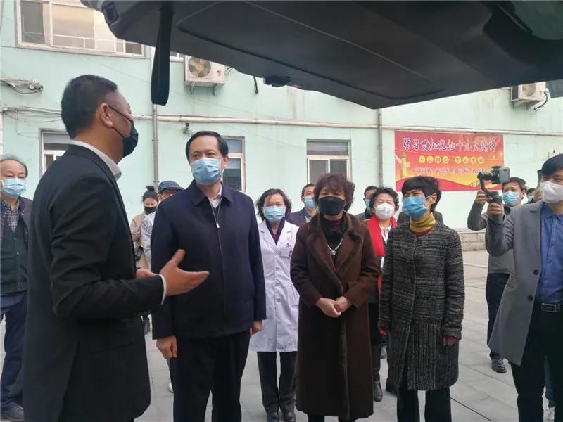 奔驰为何敢多次硬闯救护车通道?交警怒吼背后藏着什么真相? 奔驰为何敢多次硬闯救护车通道?交警怒吼背后藏着什么真相?