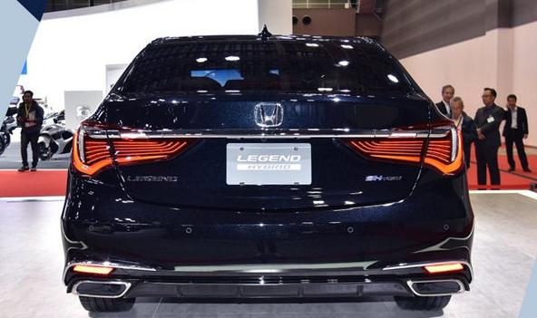 丰田皇冠2.5：经典车型的现代诠释，动力与舒适的完美平衡，为何它仍是中高端市场的热门选择？